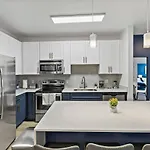Beautiful 1Bd - 5Min Dt, Gym, Parking, W-D - Sleeps 6