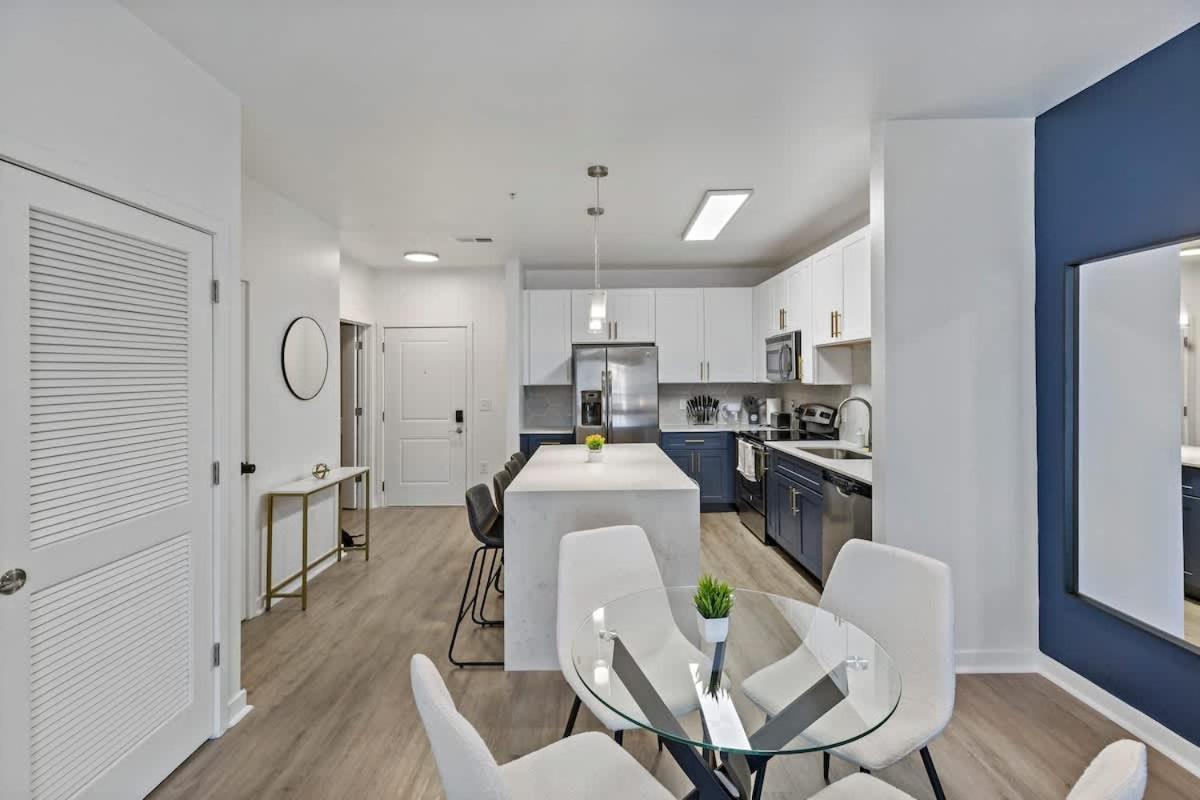 Apartment Beautiful 1bd - 5min Dt, Gym, Parking, W-d - Sleeps 6