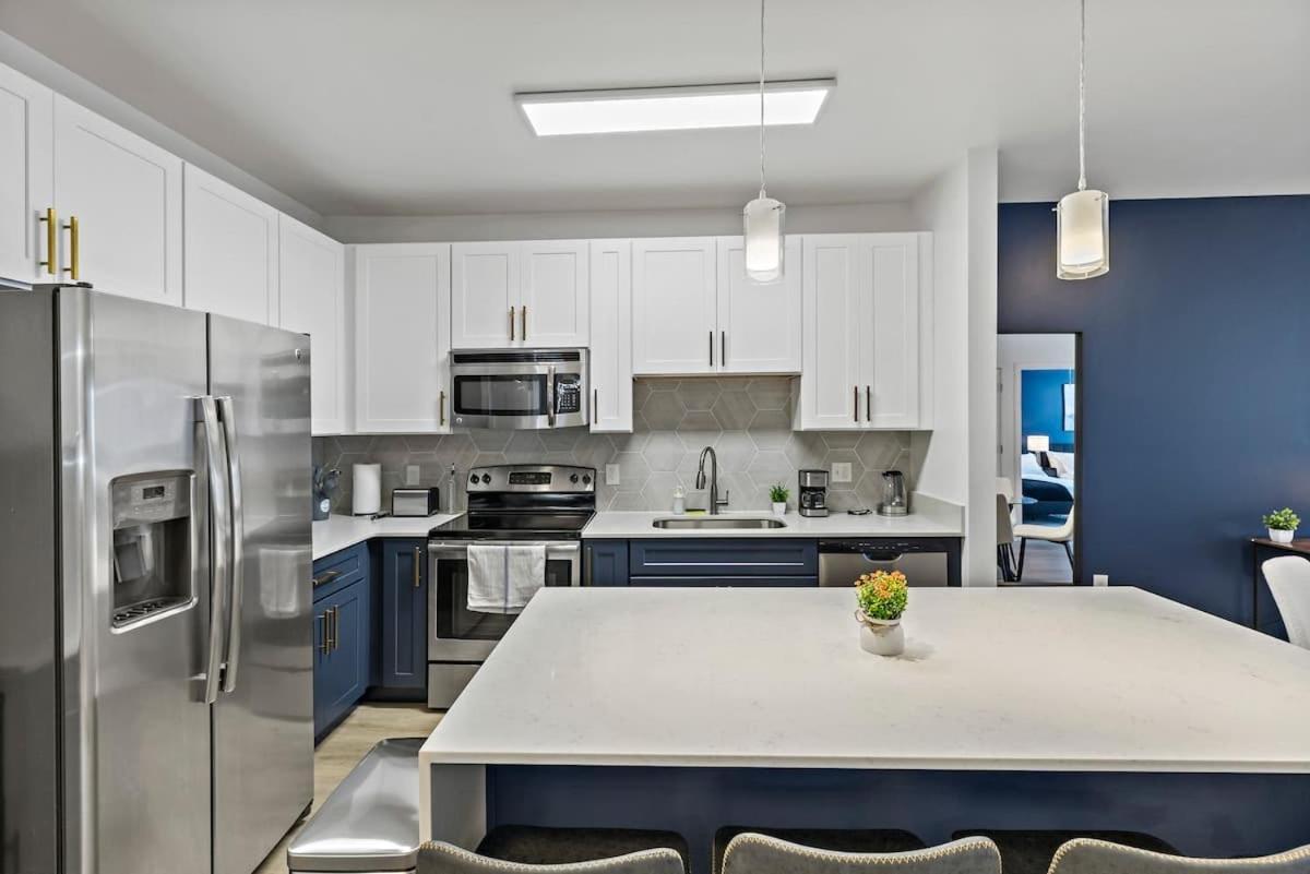 Beautiful 1bd - 5min Dt, Gym, Parking, W-d - Sleeps 6 Apartment *